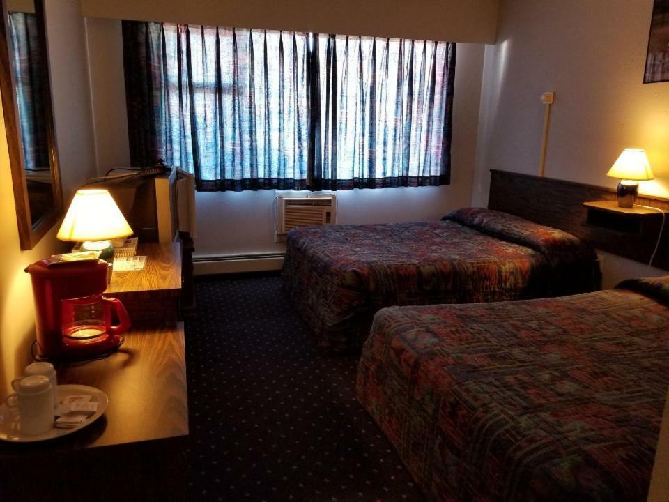 Lakewood Inn 100 Mile House Exterior foto